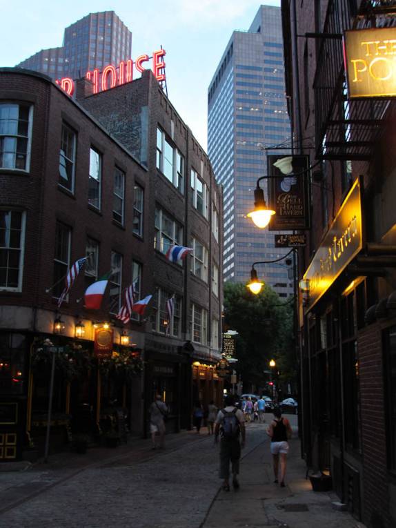 Caminhando pelas ruas centrais de Boston, capital de Massachusetts, nos Estados Unidos